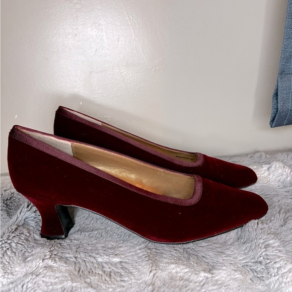 Elegant Red Velvet Heels - Picture 2 of 8